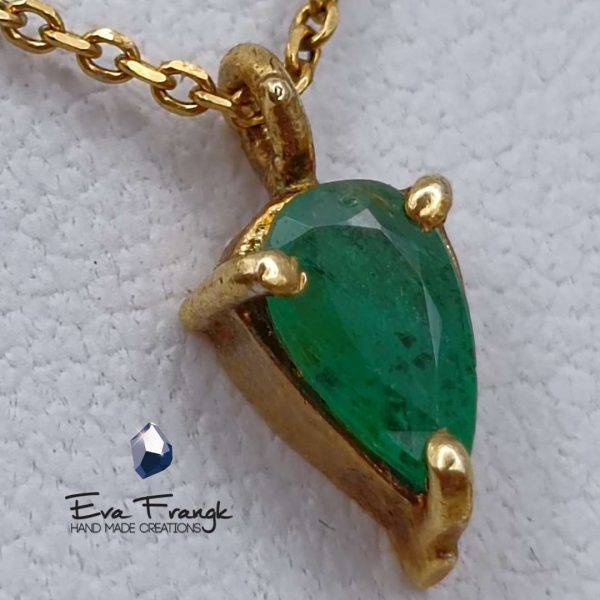 Μενταγιόν Σμαράγδι (Green Emeralds Zambia) Αληθινό ορυκτό πράσινο Σμαράγδι δεμένο με ασημί 925 βαθμών και επιχρυσωμένο με 18ct κίτρινου χρυσού 42mm - 45mm Η πέτρα είναι 6mm 