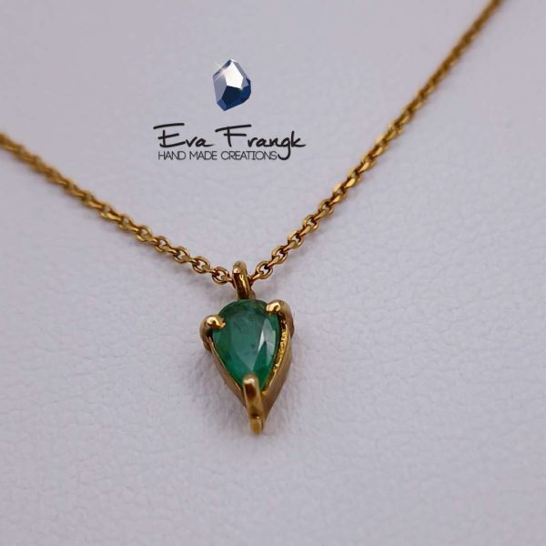 Μενταγιόν Σμαράγδι (Green Emeralds Zambia) Αληθινό ορυκτό πράσινο Σμαράγδι δεμένο με ασημί 925 βαθμών και επιχρυσωμένο με 18ct κίτρινου χρυσού 42mm - 45mm Η πέτρα είναι 6mm 
